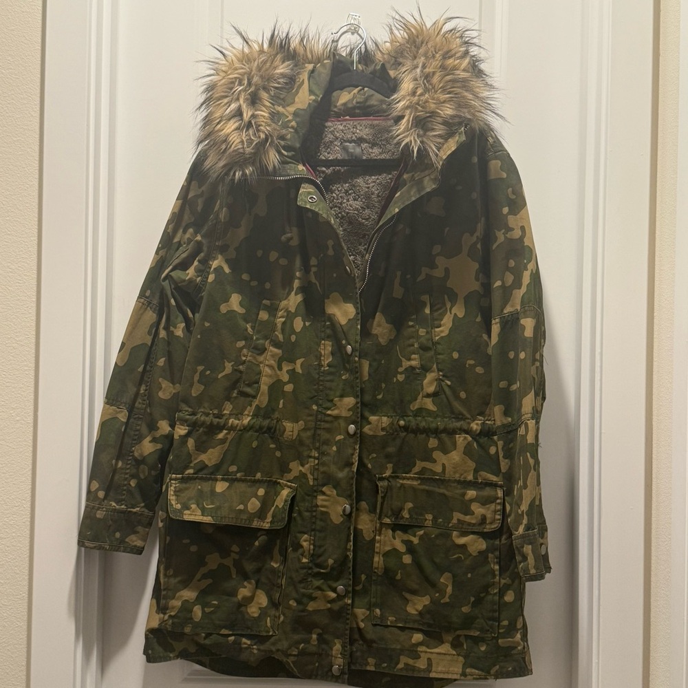 GAP Plush camo Faux Fur Coat with removable lining in xl